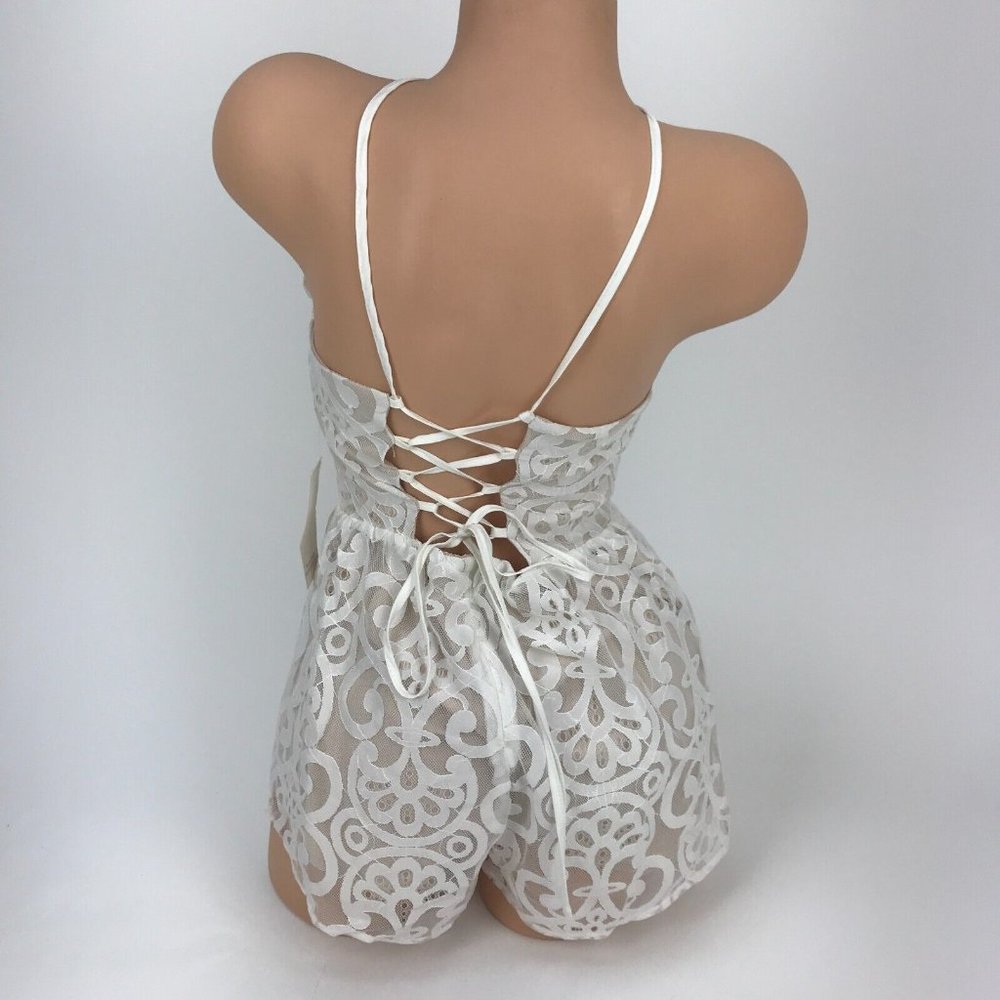NWT TOBI White Embroidered Lace Romper Criss Cross Lace Up Shorts One Piece SZ M - Picture 5 of 9